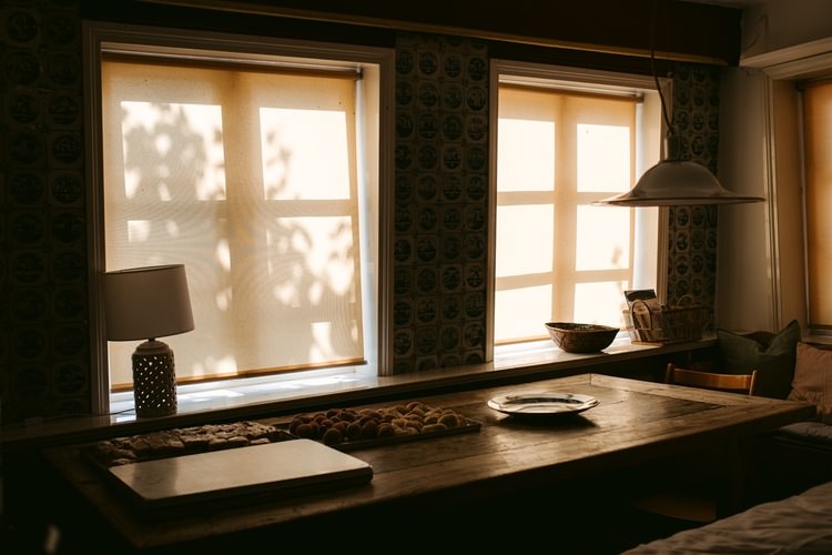 Fenster-Tisch-Licht-Schatten - Honeymoon