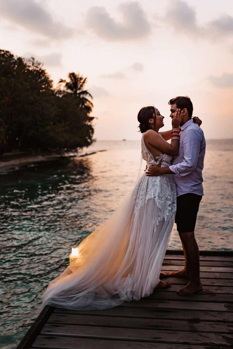 Weddings Brautpaar Strand Meer Wellen Wasser Sonnenuntergang