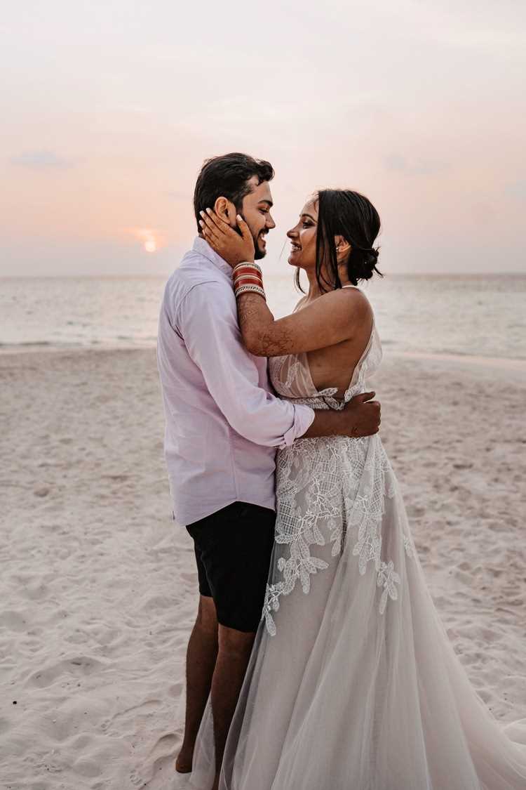 Weddings Brautpaar Strand Meer Wellen Wasser Sonnenuntergang