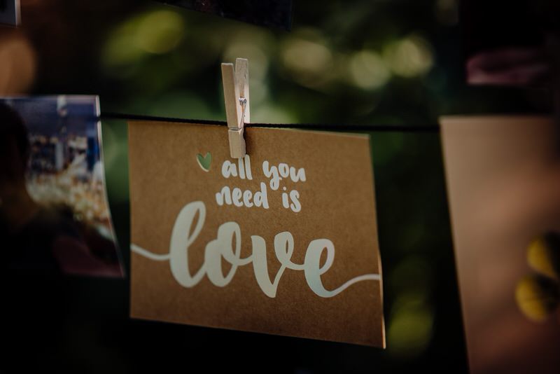 Hochzeit in Coronazeiten, Postkarte, all you need is love