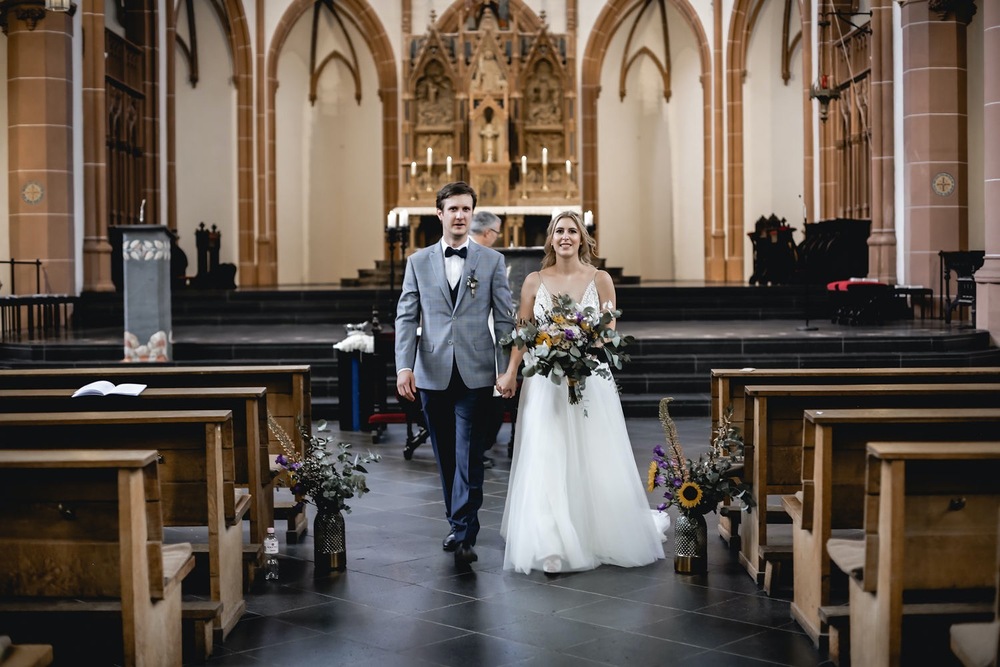 Trauung Kirche Hochzeit Brautpaar Brautkleid