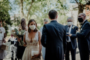 Hochzeit in Coronazeiten, Maske, Braut, Brautstrauß